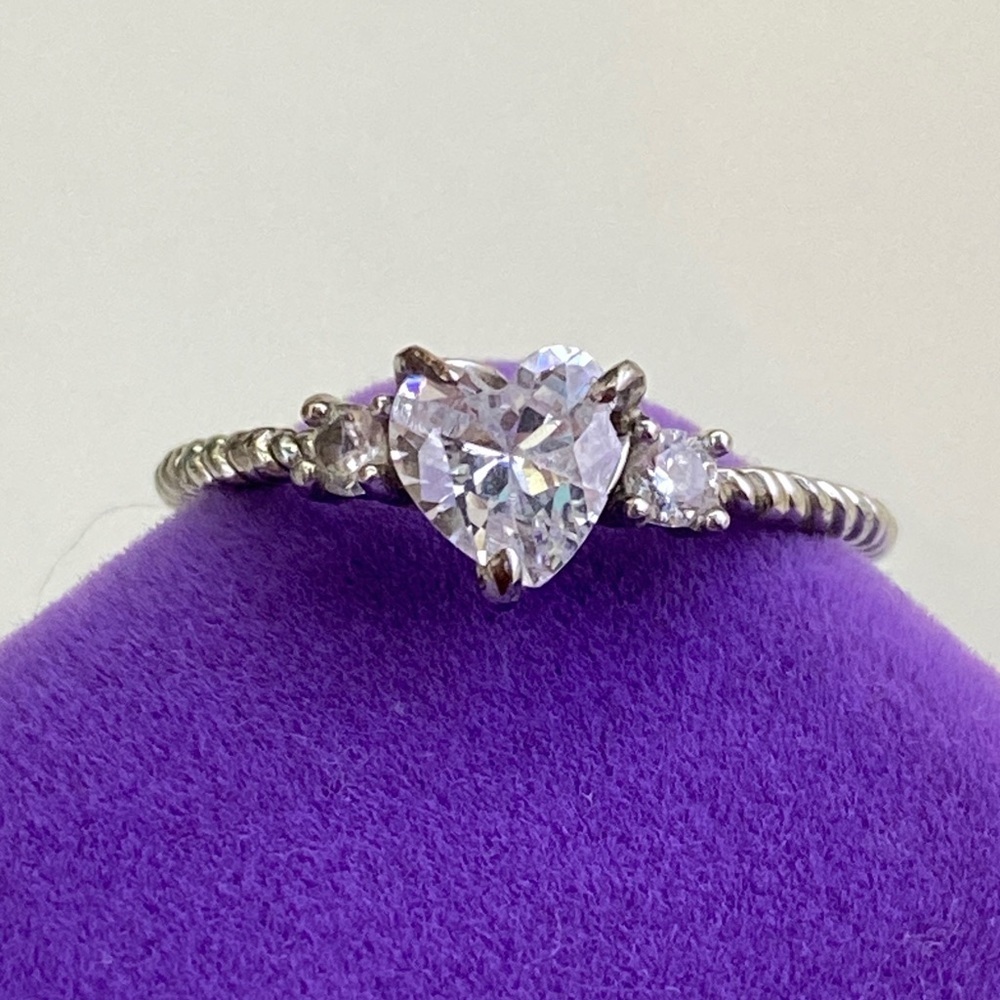 💛 Elegant Rhodium Plated Heart-Shaped CZ Ring